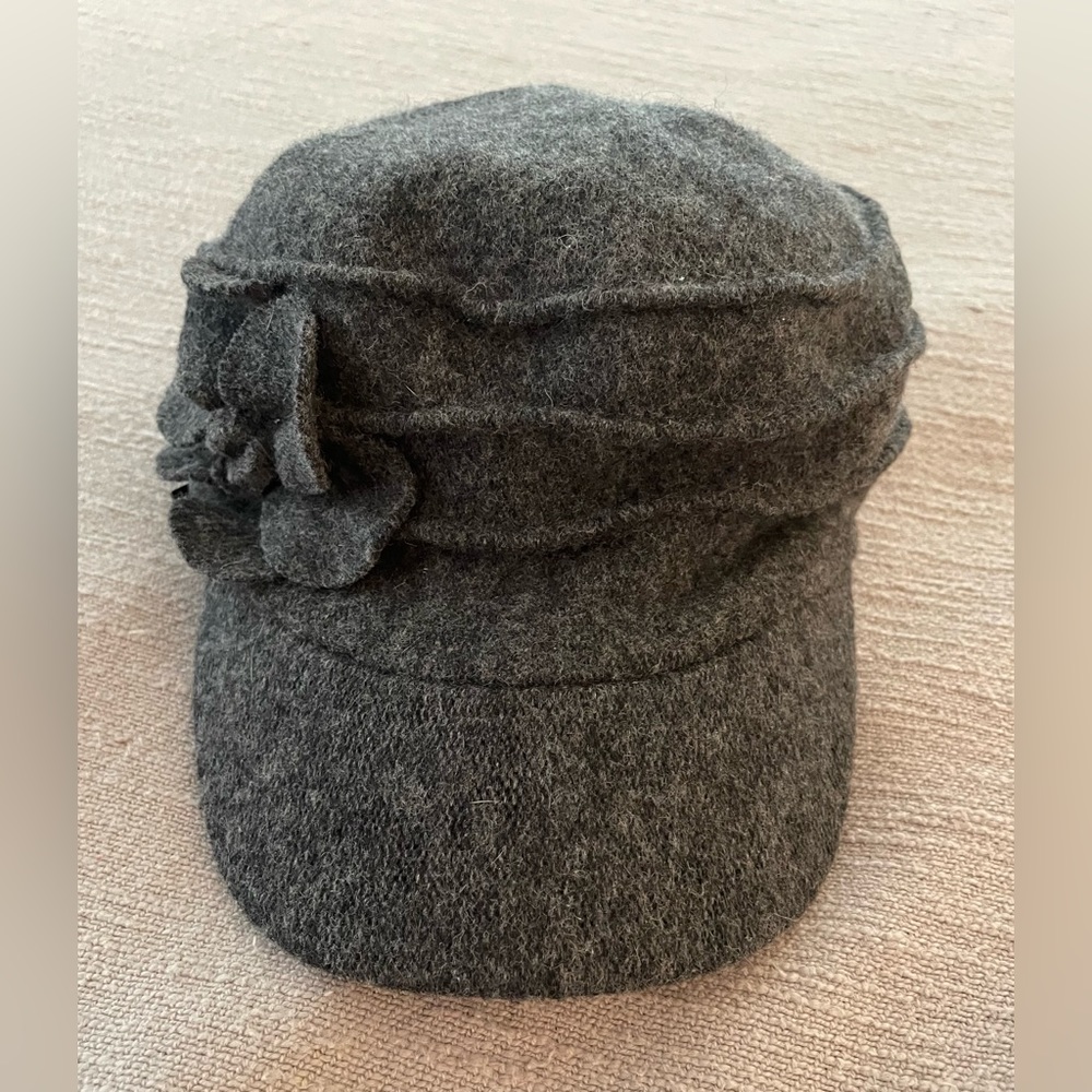 Betmar New York ridge flower cap